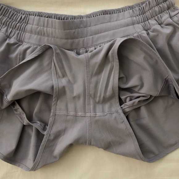 Lululemon hotty hot shorts 2.5” dark chrome size 8 - Picture 4 of 8